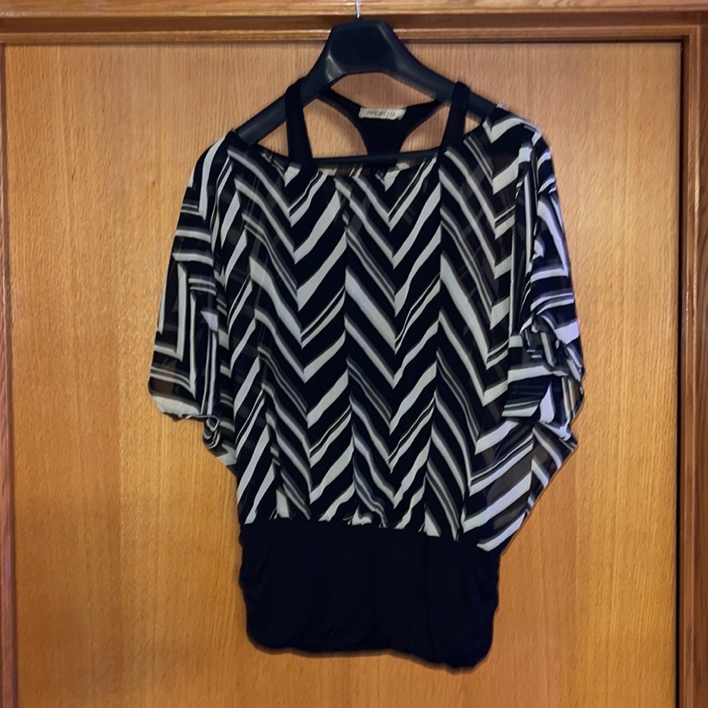 Arden B  blouse Size Large black and white zig zag design.